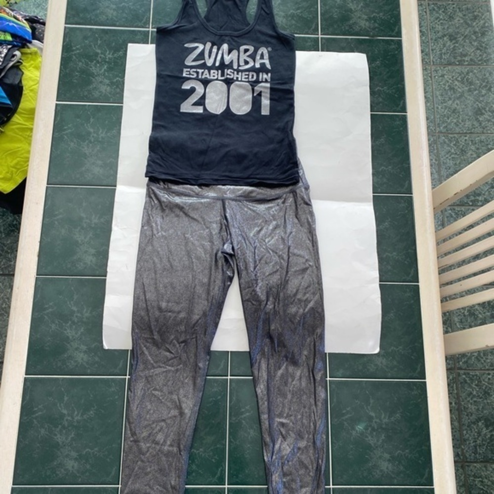 ZUMBA FITNESS BLACK TANK TOP & VS SILVER SPARKLY LEGGINGS SIZE SMALL